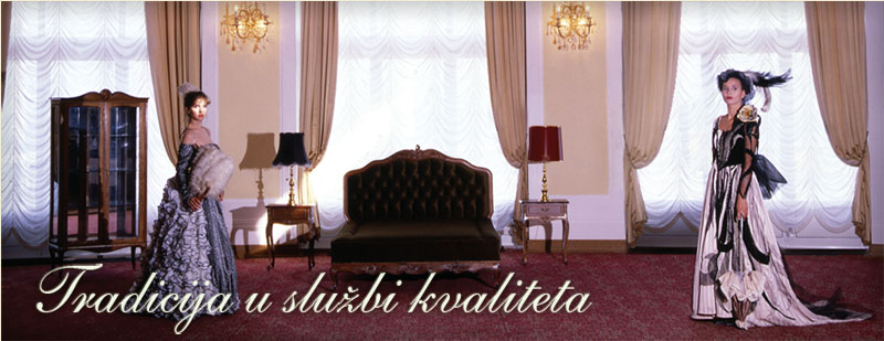 Stilski salon sa sofom i vitrinom — Tradicija u službi kvaliteta
